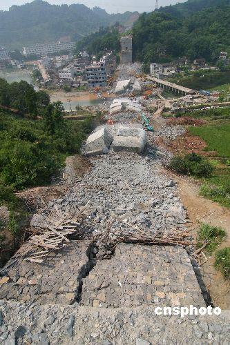 湖南省凤凰县凤大公路堤溪段大桥垮塌的事故现场.